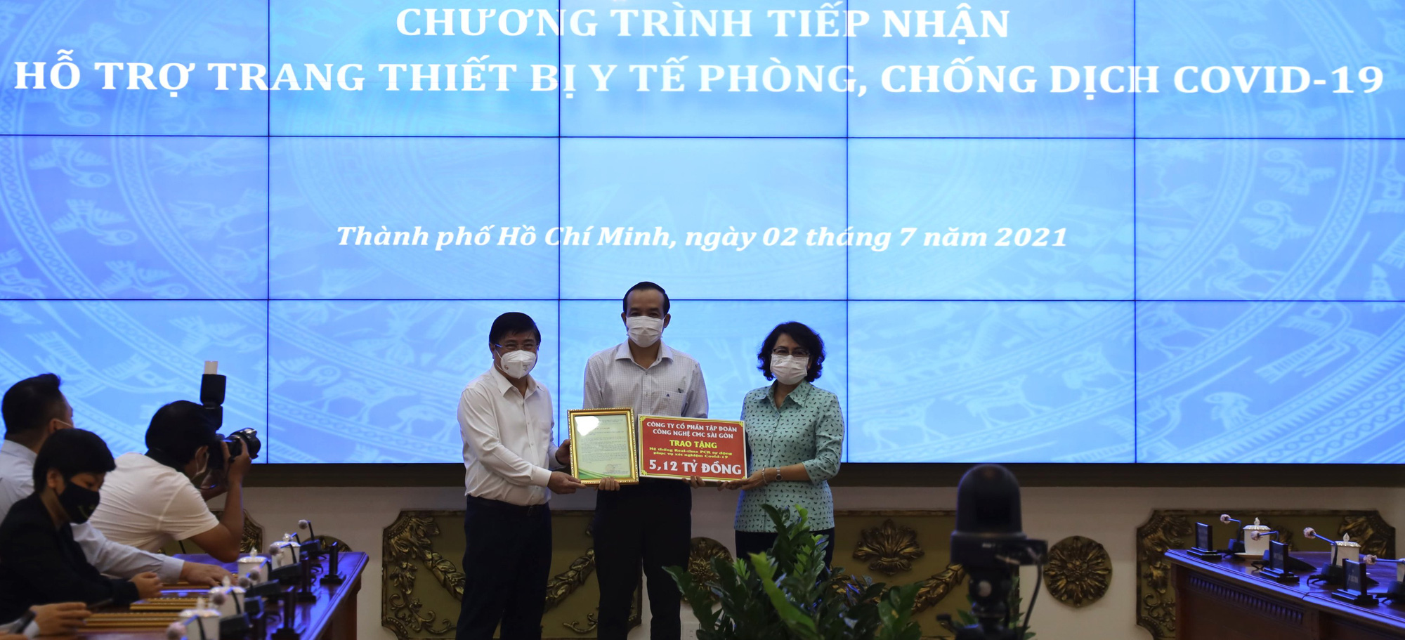 Trong một buổi sáng, TP HCM nhận được gần 300 tỉ đồng ủng hộ chống dịch Covid-19