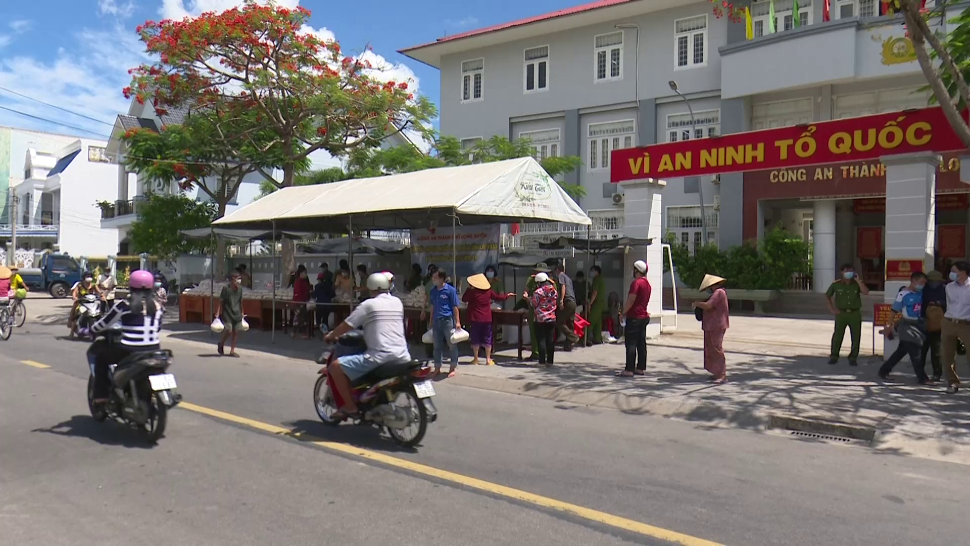 CLIP: Giám đốc Công an An Giang trao hơn 40 tấn gạo cho dân nghèo - Ảnh 2.