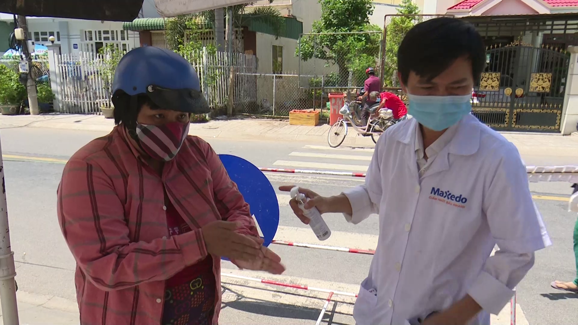 CLIP: Giám đốc Công an An Giang trao hơn 40 tấn gạo cho dân nghèo - Ảnh 4.