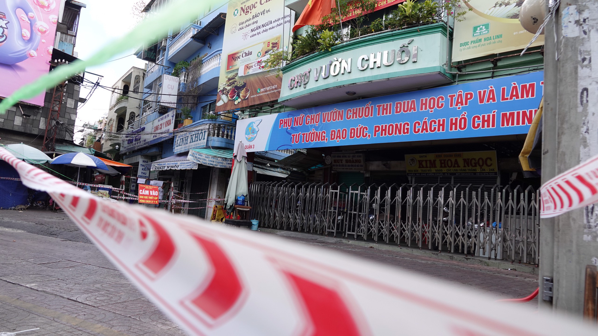 CLIP: Phong tỏa 2 tuyến đường ở TP HCM vì có 37 ca mắc Covid-19