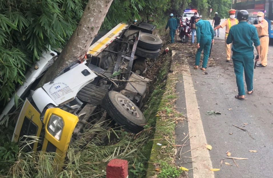 Lật xe trên đèo Bảo Lộc, 2 người tử vong tại chỗ