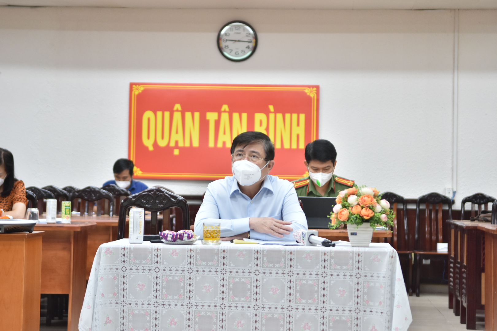 Chủ tịch UBND TP HCM l&agrave;m việc với quận T&acirc;n B&igrave;nh: Phải quản nghi&ecirc;m khu phong tỏa! - Ảnh 1.