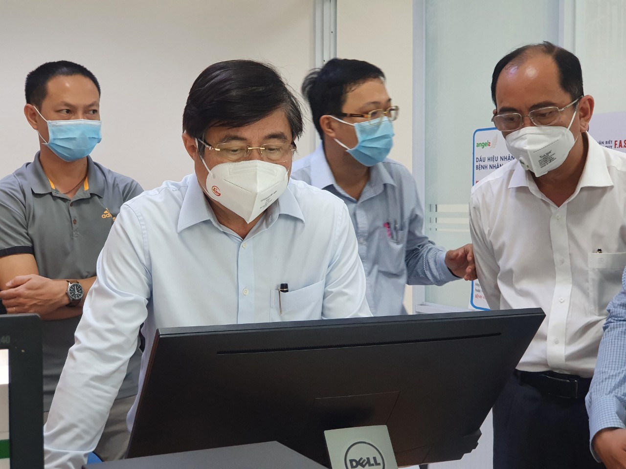 Chủ tịch UBND TP HCM làm việc với quận Tân Bình: Phải quản nghiêm khu phong tỏa!