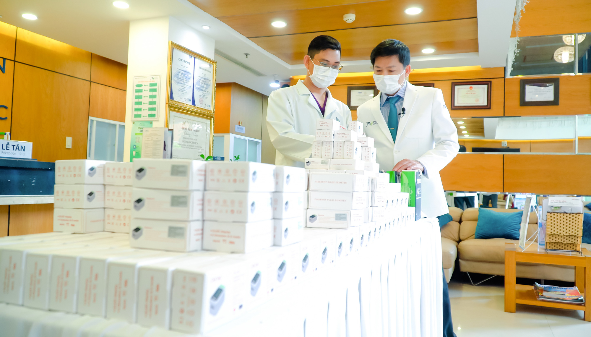 Bệnh viện JW trao tặng thiết bị y tế cho các bệnh viện dã chiến - Ảnh 3.
