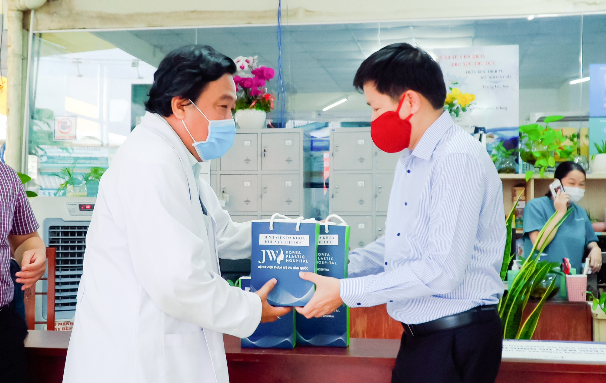 Bệnh viện JW trao tặng thiết bị y tế cho các bệnh viện dã chiến - Ảnh 4.