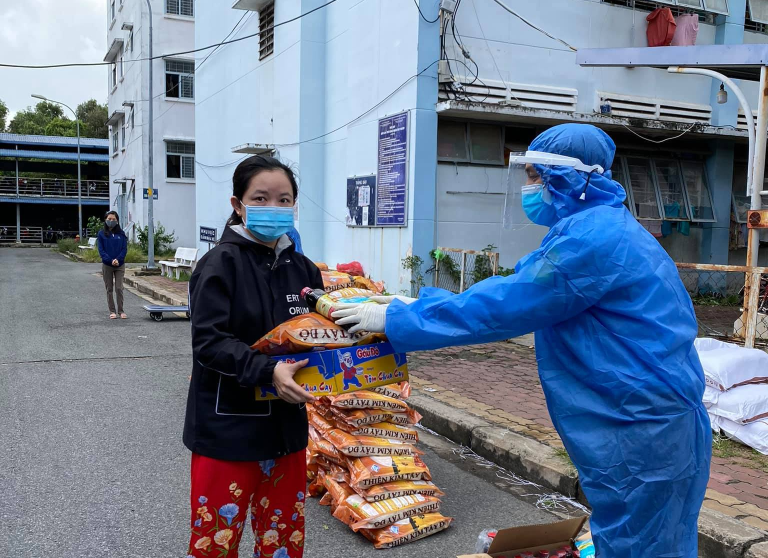 Cá, tôm, tép khô nghĩa tình Quảng Nam đến với công nhân cách ly - Ảnh 4.