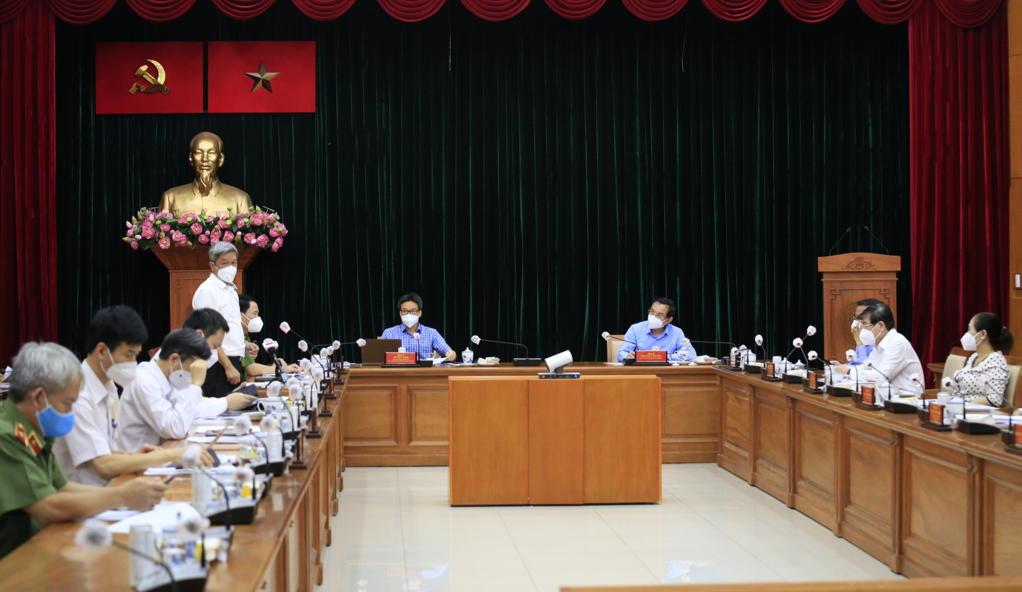 Phó Thủ tướng Vũ Đức Đam họp với TP HCM về kế hoạch tiêm vắc-xin đợt 5 - Ảnh 1.