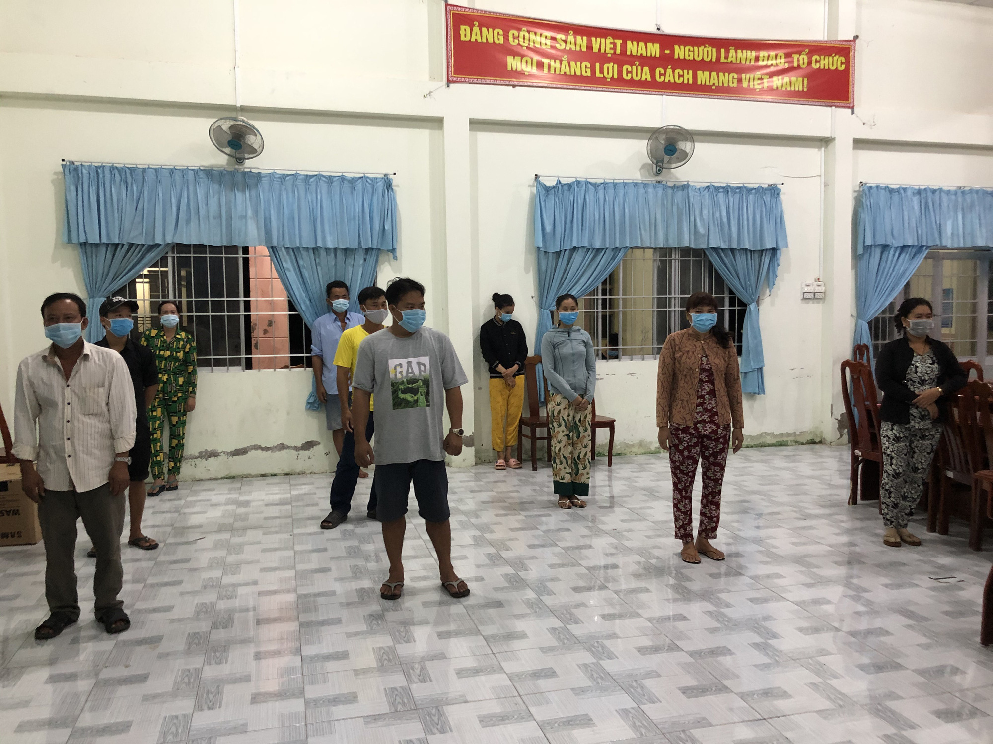 Bắt quả tang 5 bà cùng 5 ông đang làm liều trong căn phòng khóa kín