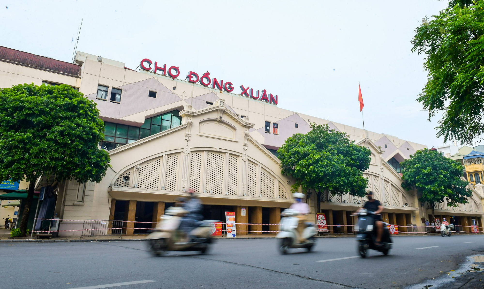 CLIP: Hơn 2.100 gian h&agrave;ng ở chợ Đồng Xu&acirc;n &ldquo;cửa đ&oacute;ng then c&agrave;i&rdquo; - Ảnh 2.
