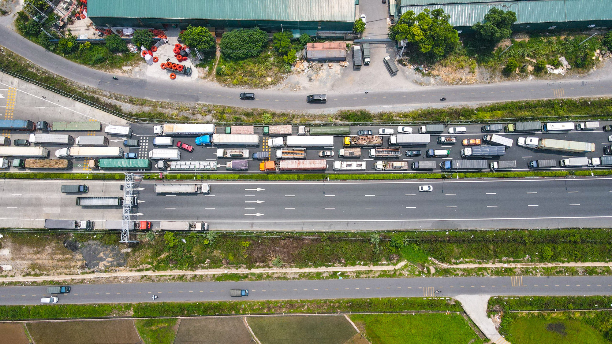 Cận cảnh h&agrave;ng ng&agrave;n phương tiện giao th&ocirc;ng &ugrave;n tắc nhiều giờ tại điểm chốt Ph&aacute;p V&acirc;n-Cầu Giẽ - Ảnh 5.