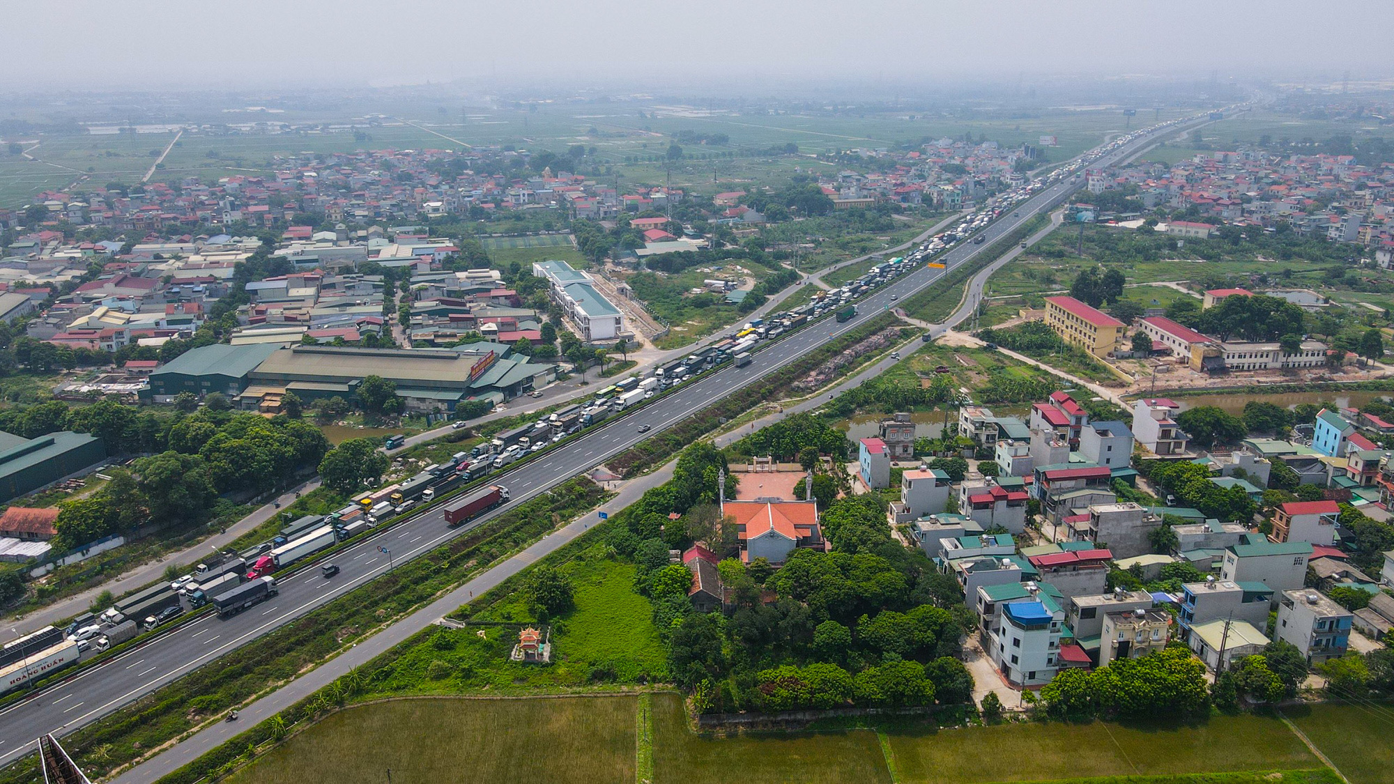 Cận cảnh h&agrave;ng ng&agrave;n phương tiện giao th&ocirc;ng &ugrave;n tắc nhiều giờ tại điểm chốt Ph&aacute;p V&acirc;n-Cầu Giẽ - Ảnh 4.