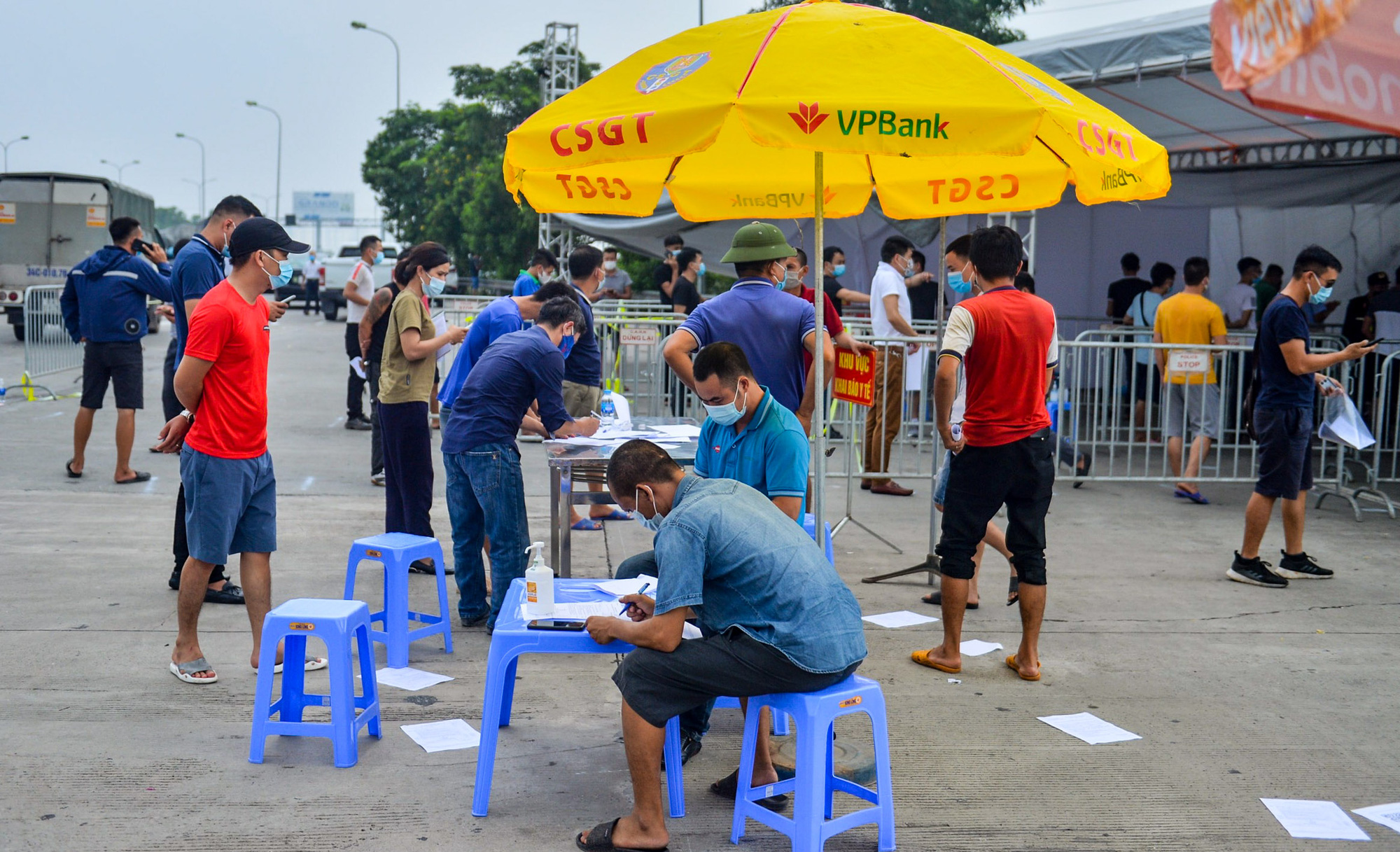 Cận cảnh h&agrave;ng ng&agrave;n phương tiện giao th&ocirc;ng &ugrave;n tắc nhiều giờ tại điểm chốt Ph&aacute;p V&acirc;n-Cầu Giẽ - Ảnh 9.