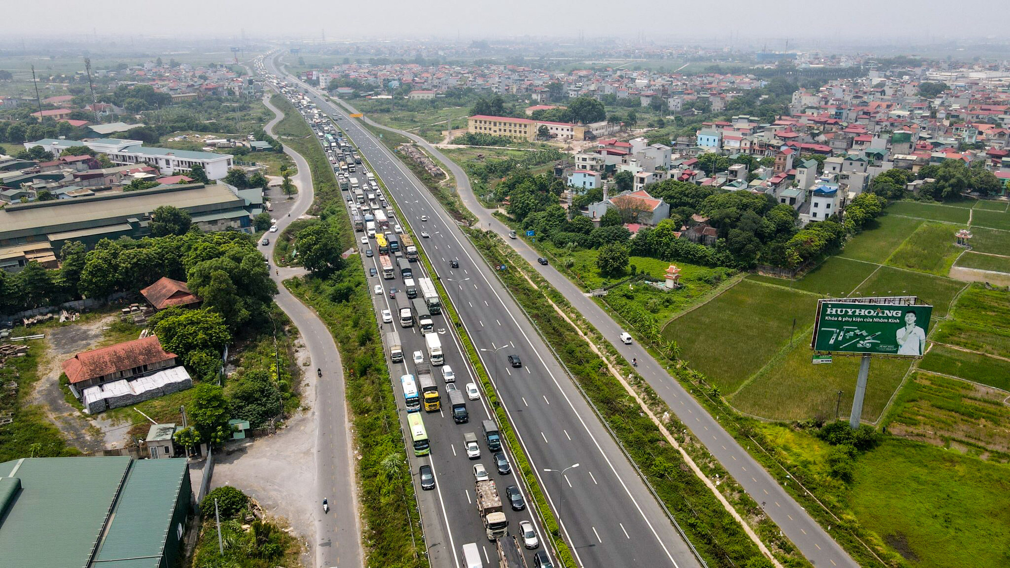 Cận cảnh h&agrave;ng ng&agrave;n phương tiện giao th&ocirc;ng &ugrave;n tắc nhiều giờ tại điểm chốt Ph&aacute;p V&acirc;n-Cầu Giẽ - Ảnh 3.