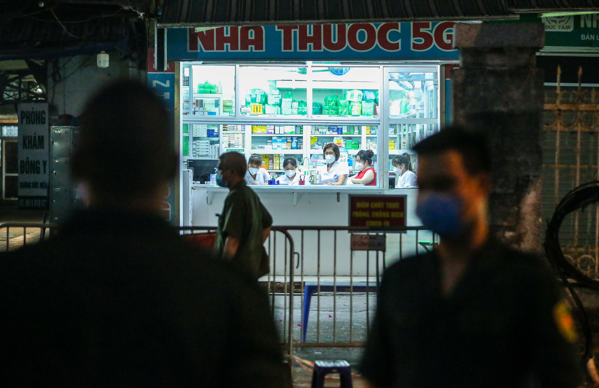 CLIP: Phong toả nhà thuốc, lấy mẫu xét nghiệm Covid-19 ngay trong đêm