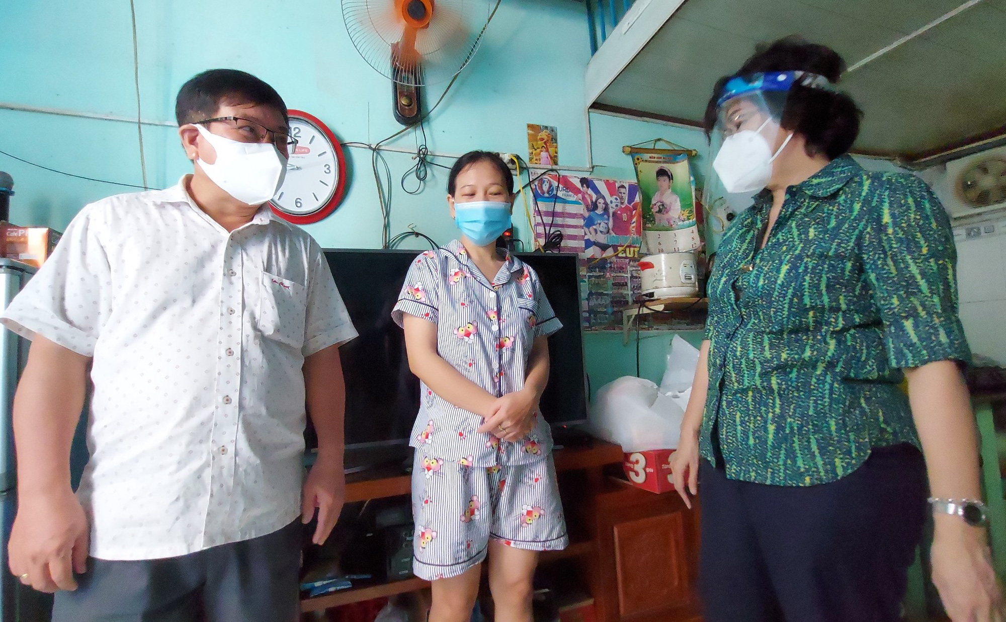 Khi kh&oacute; khăn, người d&acirc;n TP HCM cần li&ecirc;n hệ đ&acirc;u để được hỗ trợ? - Ảnh 2.