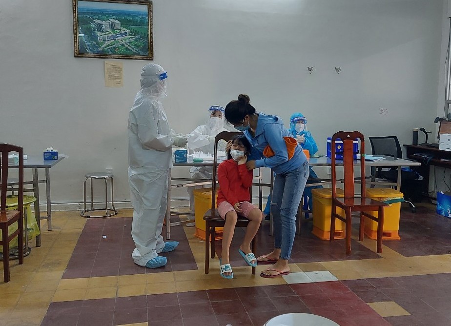 TP Thủ Đức hướng dẫn người dân tự lấy mẫu xét nghiệm Covid-19