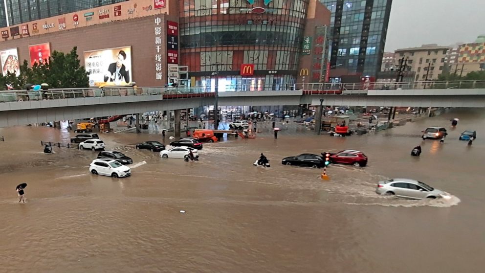 Trung Quốc: Đường phố thành sông, nước ngập tới ngực hành khách đi tàu hỏa