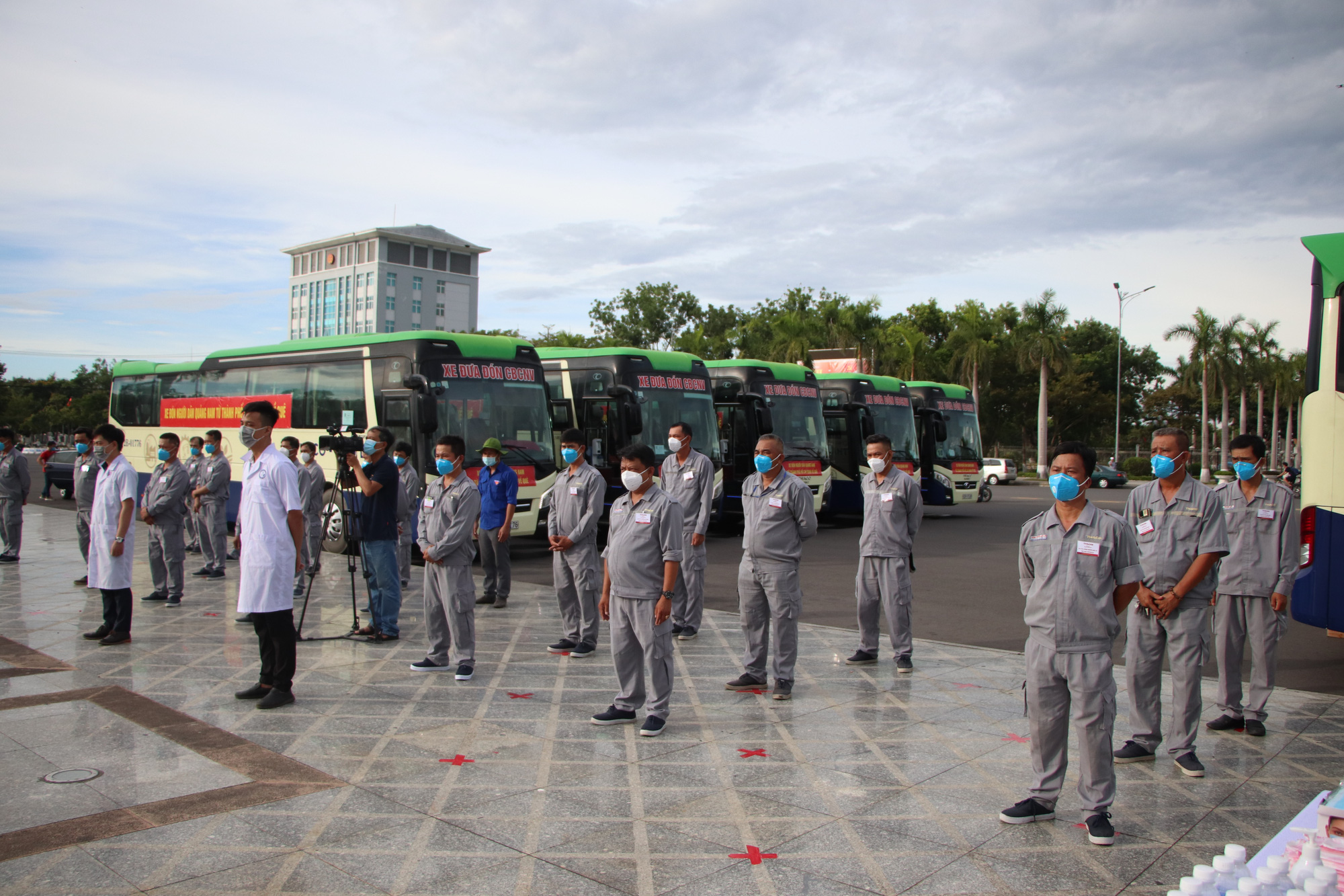 Quảng Nam đưa xe đón đồng hương, mang theo 100 tấn nông sản hỗ trợ TP HCM - Ảnh 10.