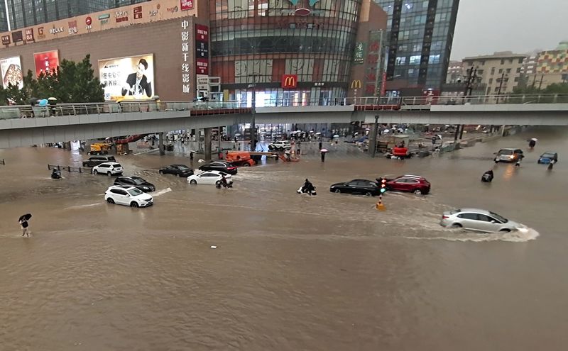 Trung Quốc cho nổ đ&ecirc; để giải ph&oacute;ng nước lũ - Ảnh 1.