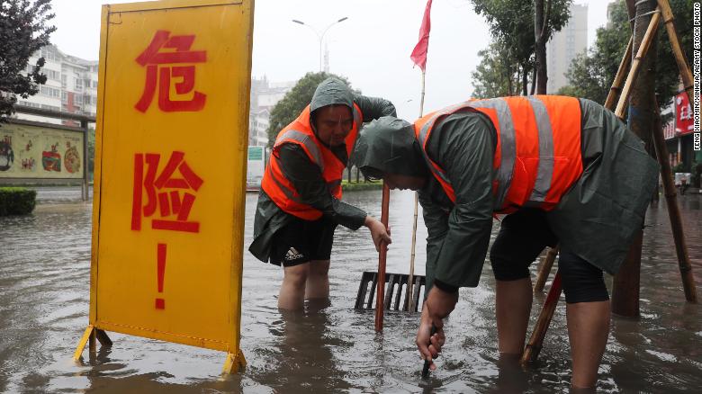 Trung Quốc cho nổ đ&ecirc; để giải ph&oacute;ng nước lũ - Ảnh 6.