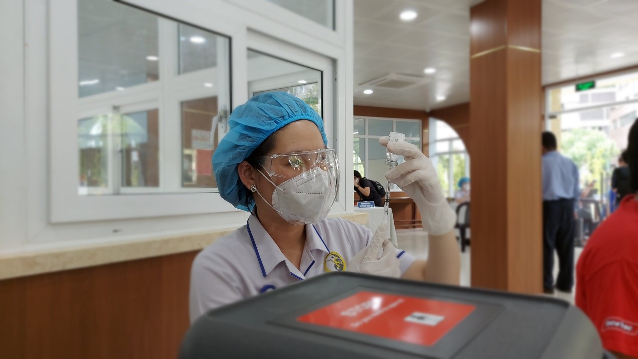 TP HCM thí điểm tiêm vắc-xin Covid-19 trước khi triển khai đại trà cho người dân - Ảnh 4.