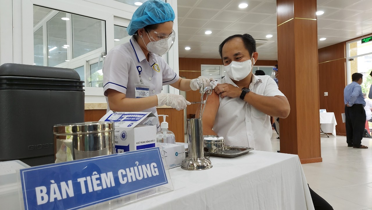 TP HCM đề nghị hoàn thành tiêm vắc-xin Covid-19 Pfizer và Moderna trước ngày 8-8