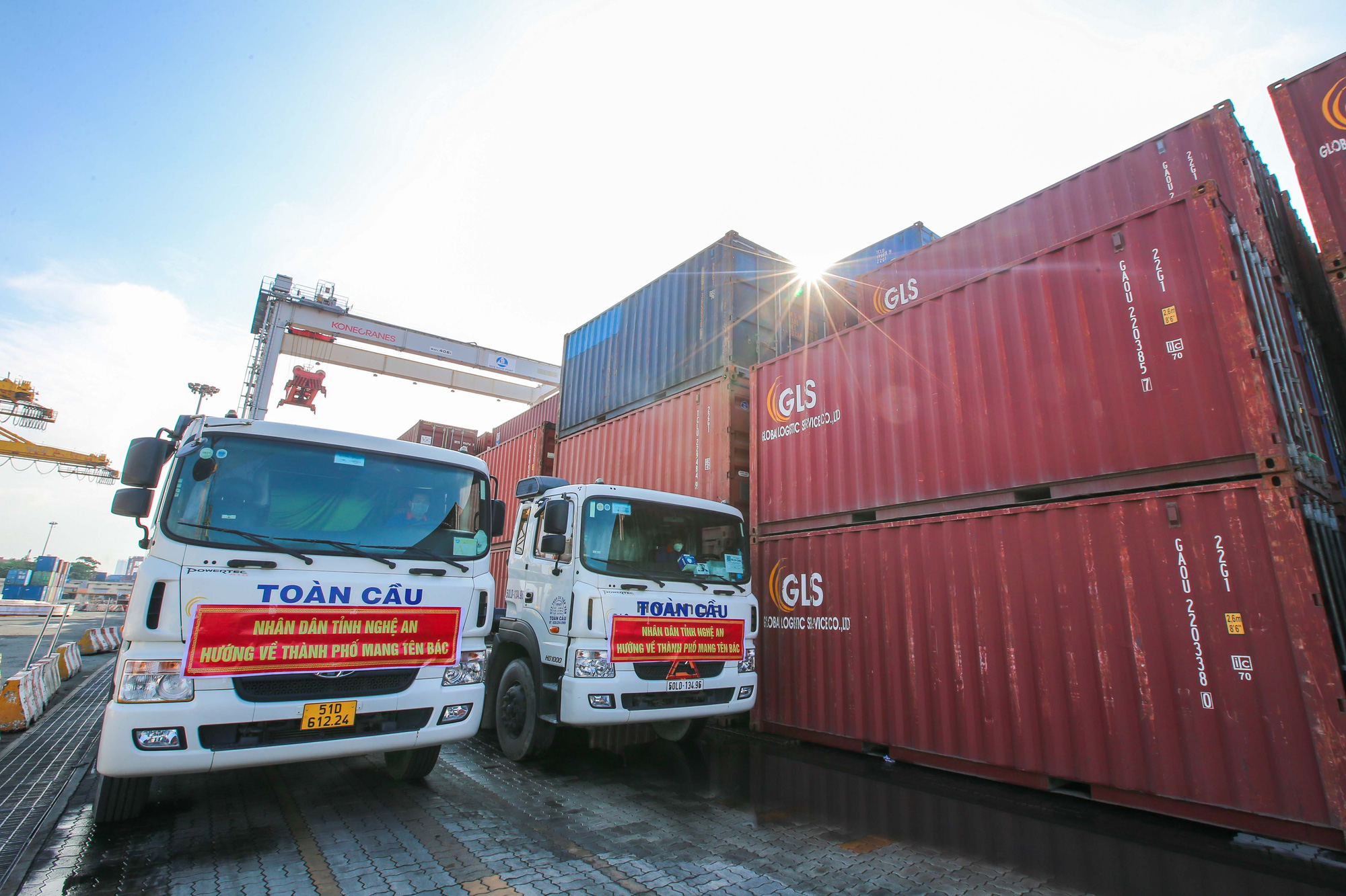 Gần 300 tấn nhu yếu phẩm ủng hộ người d&acirc;n Th&agrave;nh phố Hồ Ch&iacute; Minh đ&atilde; đến Cảng Bến Ngh&eacute; - Ảnh 1.