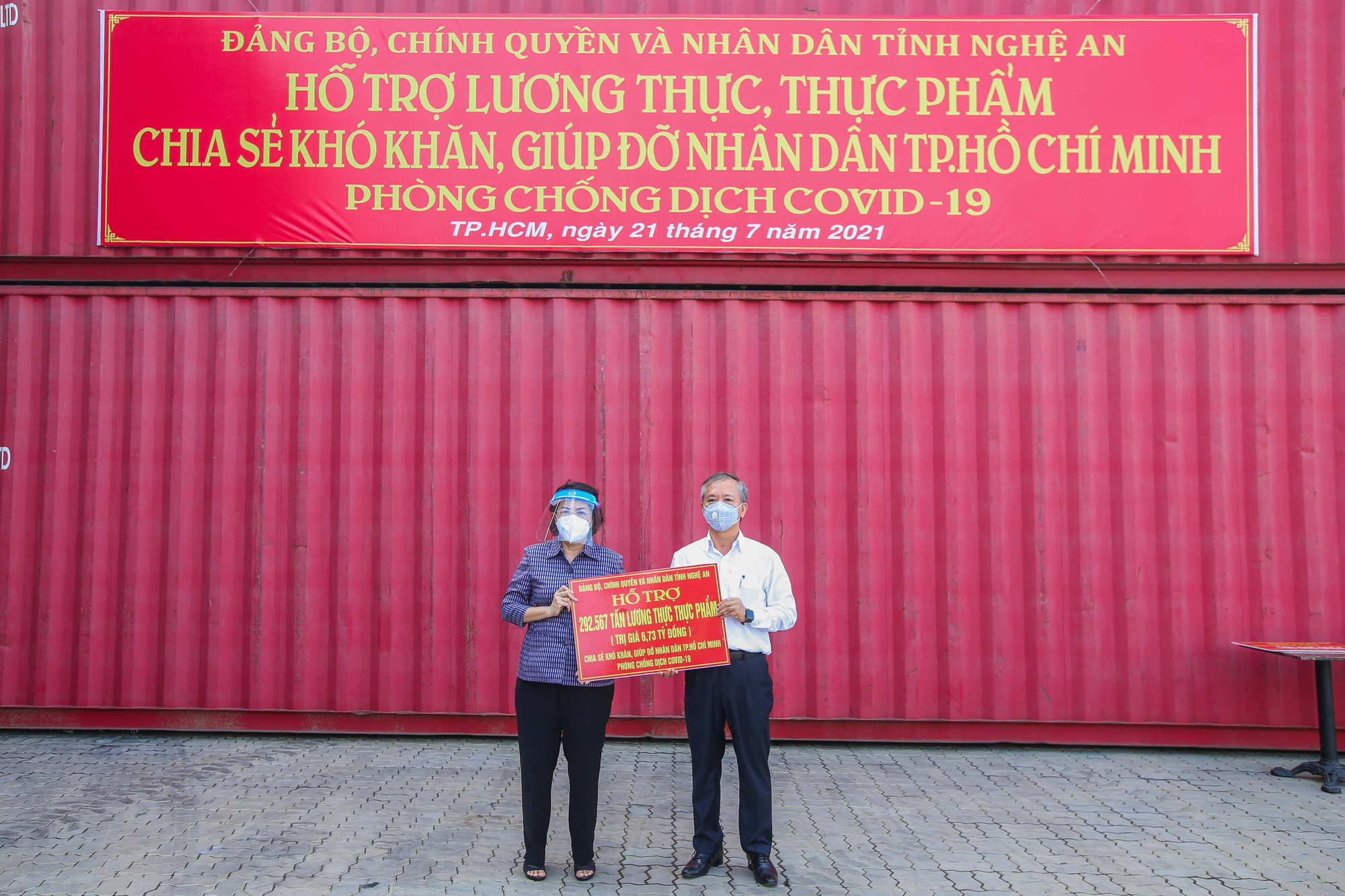 Gần 300 tấn nhu yếu phẩm ủng hộ người d&acirc;n Th&agrave;nh phố Hồ Ch&iacute; Minh đ&atilde; đến Cảng Bến Ngh&eacute; - Ảnh 2.