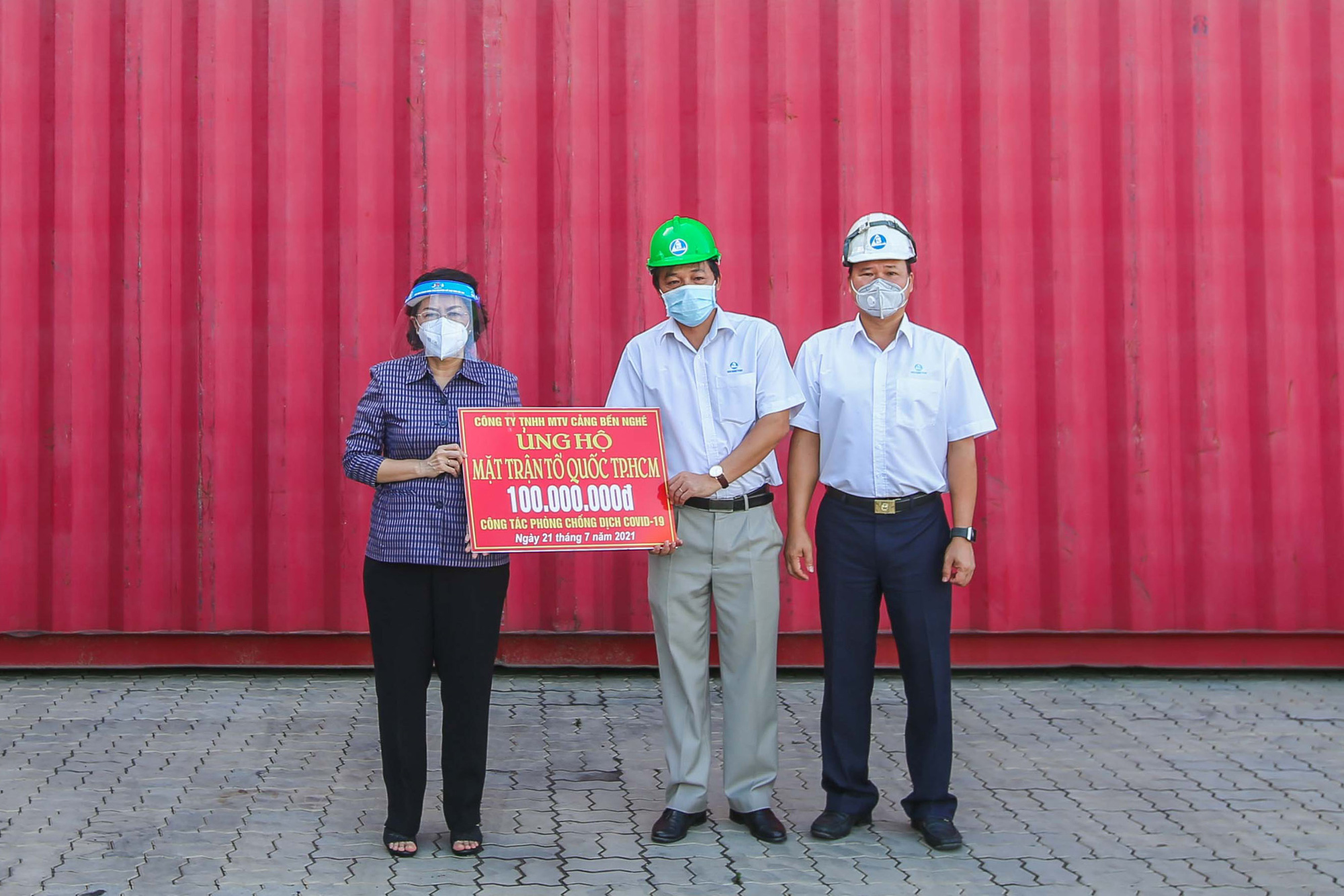 Gần 300 tấn nhu yếu phẩm ủng hộ người d&acirc;n Th&agrave;nh phố Hồ Ch&iacute; Minh đ&atilde; đến Cảng Bến Ngh&eacute; - Ảnh 4.