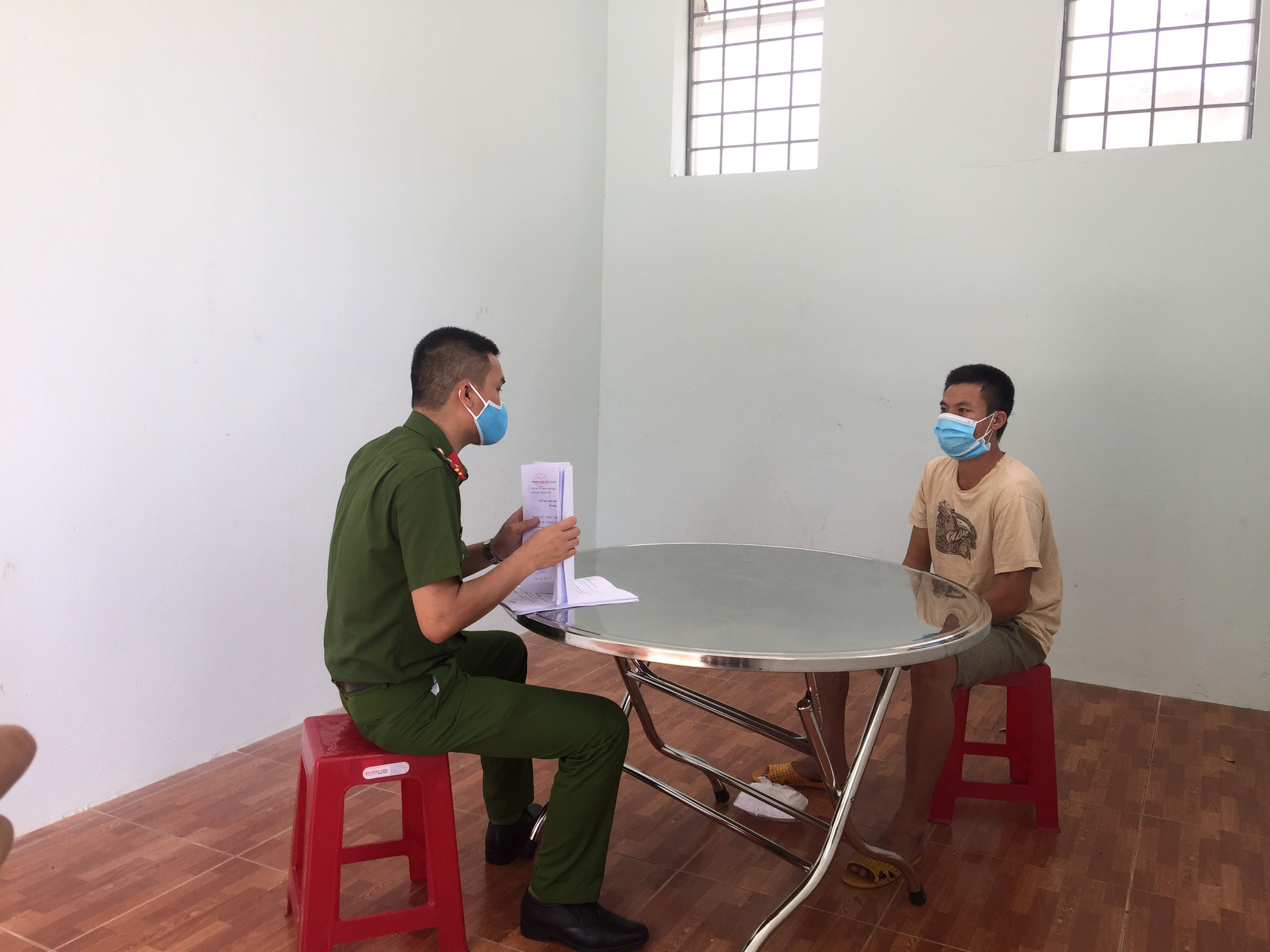 Bị nhắc nhở khi ra khỏi nơi phong tỏa, bợm nhậu mang dao rượt đuổi tổ trực chốt