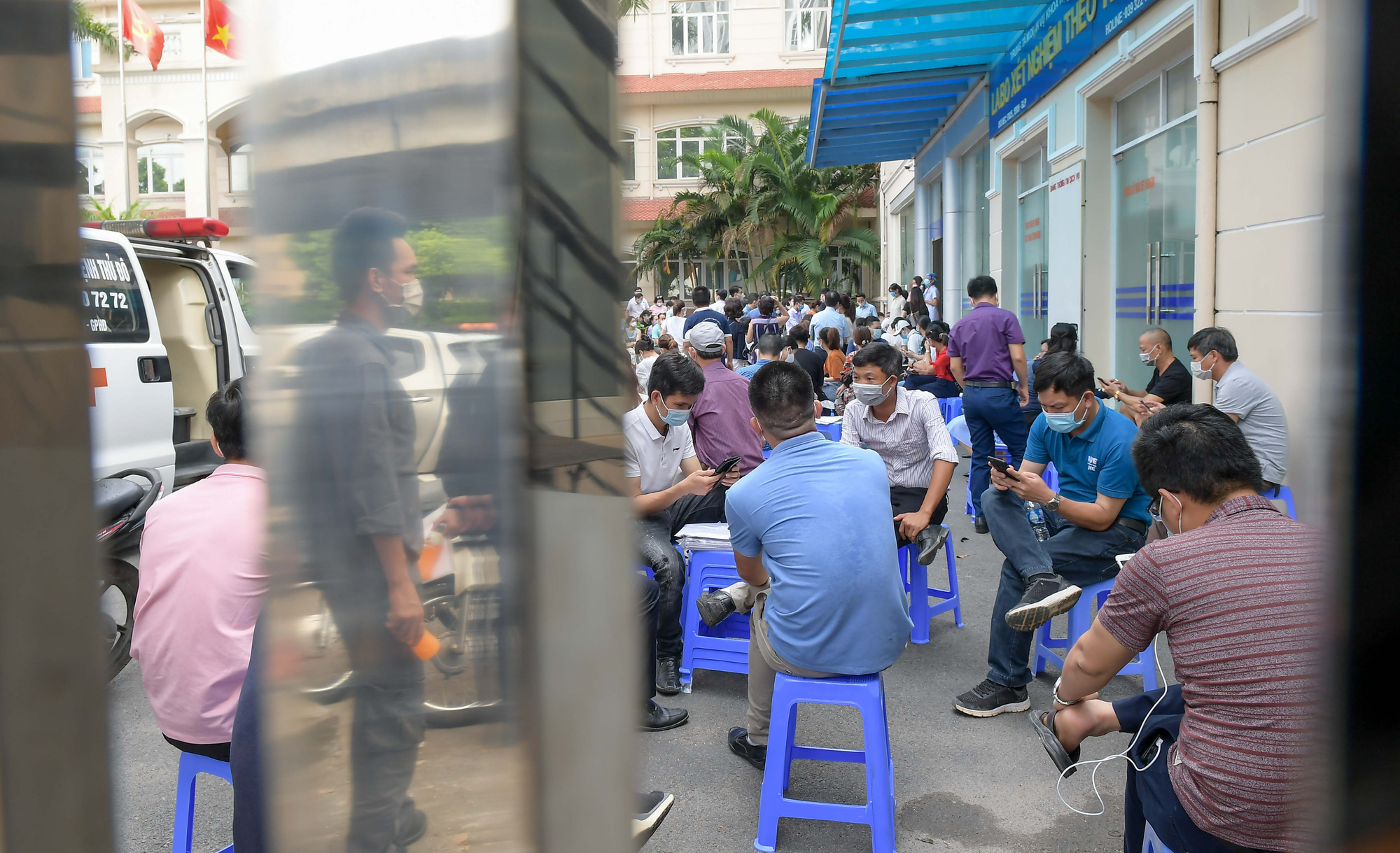 CLIP: Đ&ocirc;ng nghịt người xếp h&agrave;ng chờ x&eacute;t nghiệm Covid-19 - Ảnh 11.