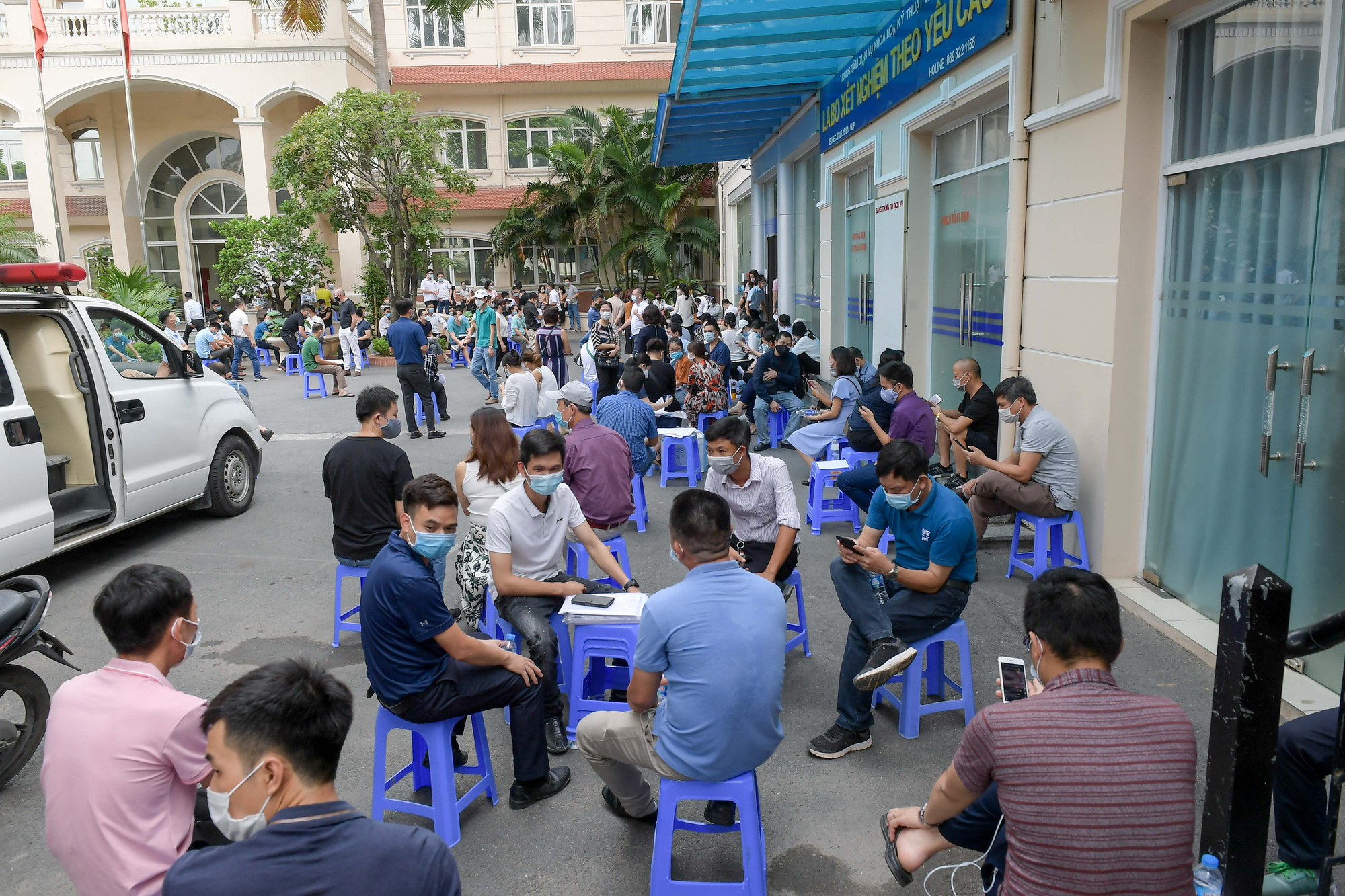 CLIP: Đ&ocirc;ng nghịt người xếp h&agrave;ng chờ x&eacute;t nghiệm Covid-19 - Ảnh 10.