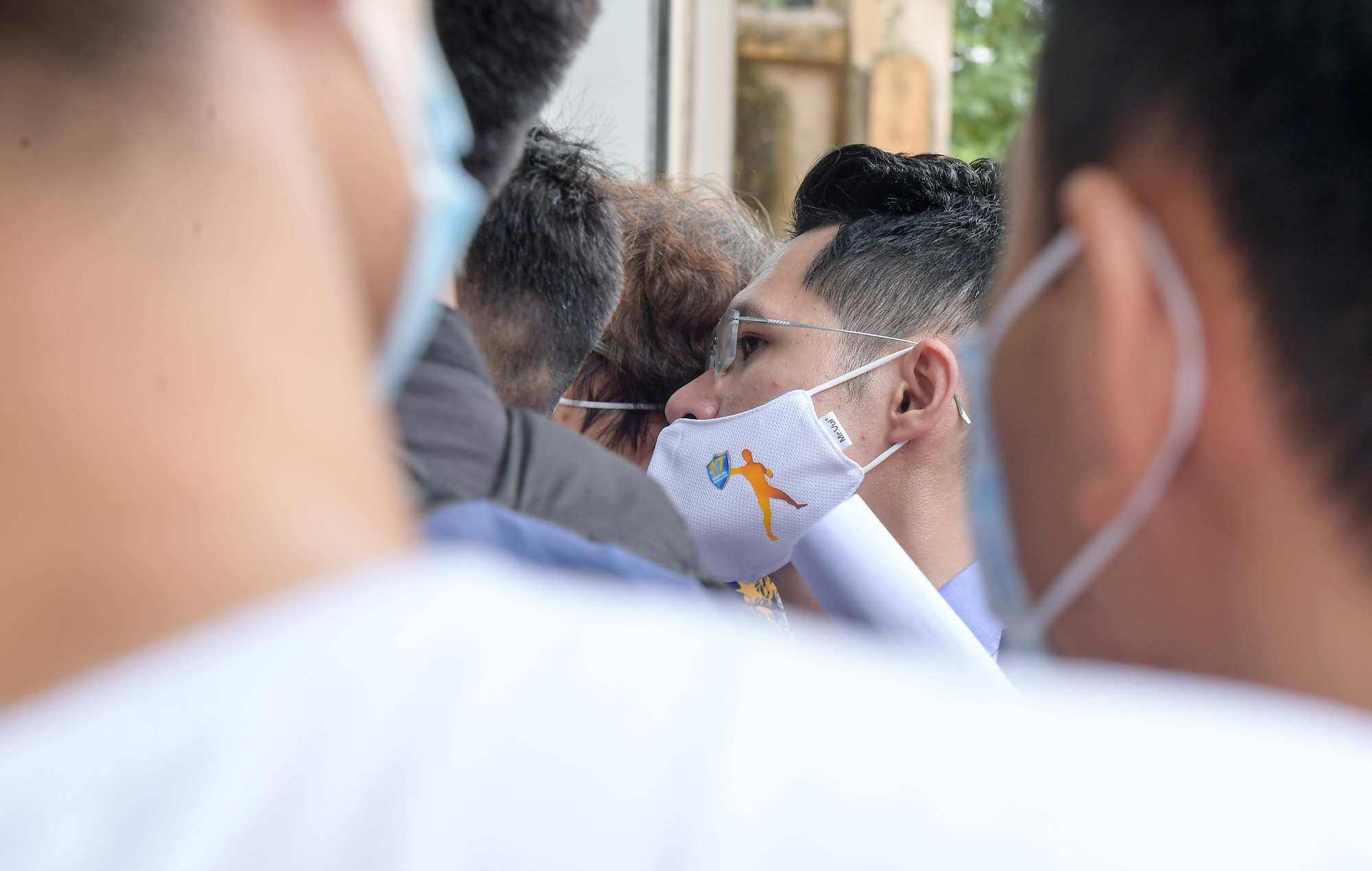 CLIP: Đ&ocirc;ng nghịt người xếp h&agrave;ng chờ x&eacute;t nghiệm Covid-19 - Ảnh 8.