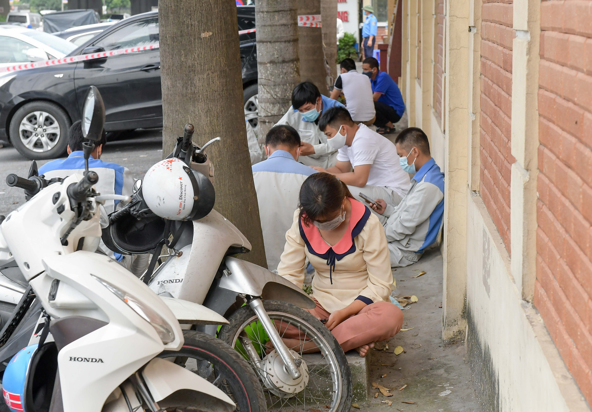 CLIP: Đ&ocirc;ng nghịt người xếp h&agrave;ng chờ x&eacute;t nghiệm Covid-19 - Ảnh 12.