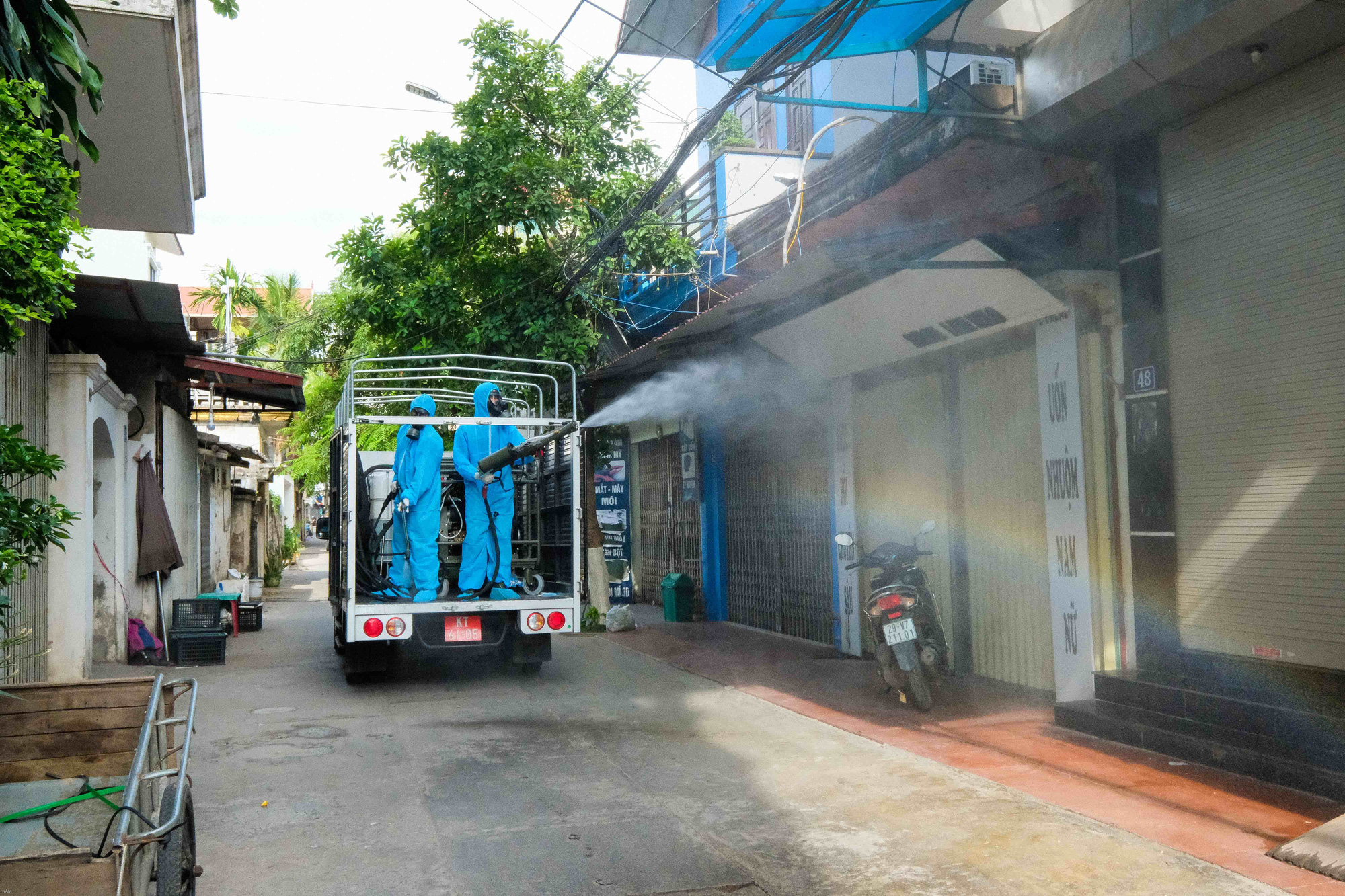 CLIP: Phun khử khuẩn to&agrave;n bộ thị trấn Quốc Oai sau khi ph&aacute;t hiện 22 ca Covid-19 v&agrave; h&agrave;ng trăm F1 - Ảnh 11.