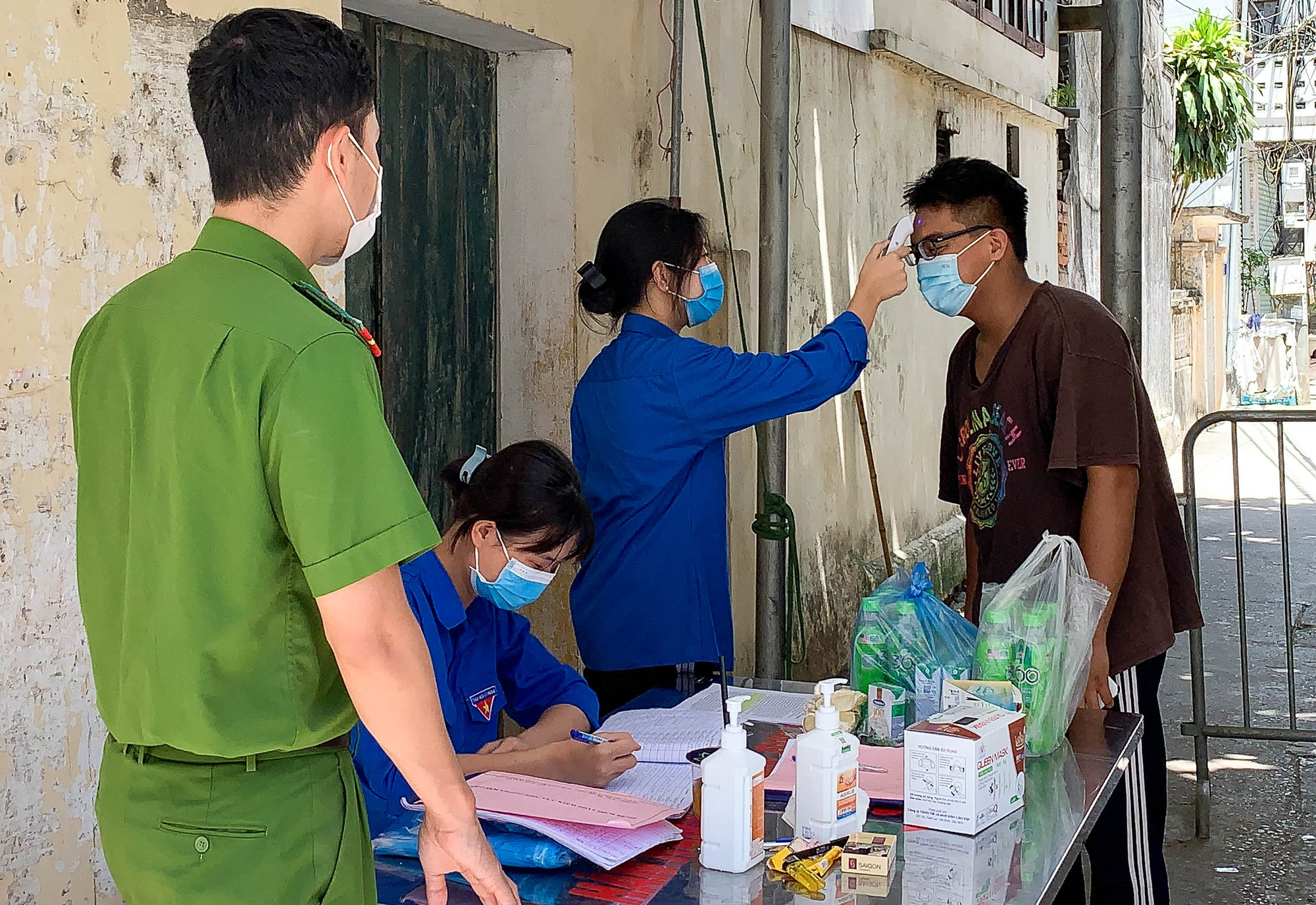 CLIP: Phun khử khuẩn to&agrave;n bộ thị trấn Quốc Oai sau khi ph&aacute;t hiện 22 ca Covid-19 v&agrave; h&agrave;ng trăm F1 - Ảnh 12.