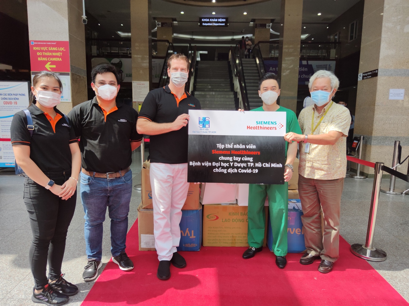 Tập thể nhân viên Siemens Healthineers chung tay hỗ trợ Bệnh viện Đại học Y Dược TP HCM chống dịch Covid-19