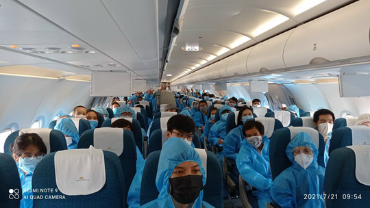 Chuyến bay đầu tiên đưa 168 người từ TP HCM về Đà Nẵng - Ảnh 2.