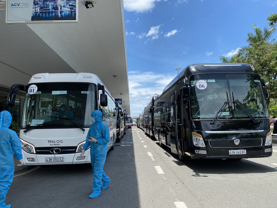 Chuyến bay đầu tiên đưa 168 người từ TP HCM về Đà Nẵng - Ảnh 8.