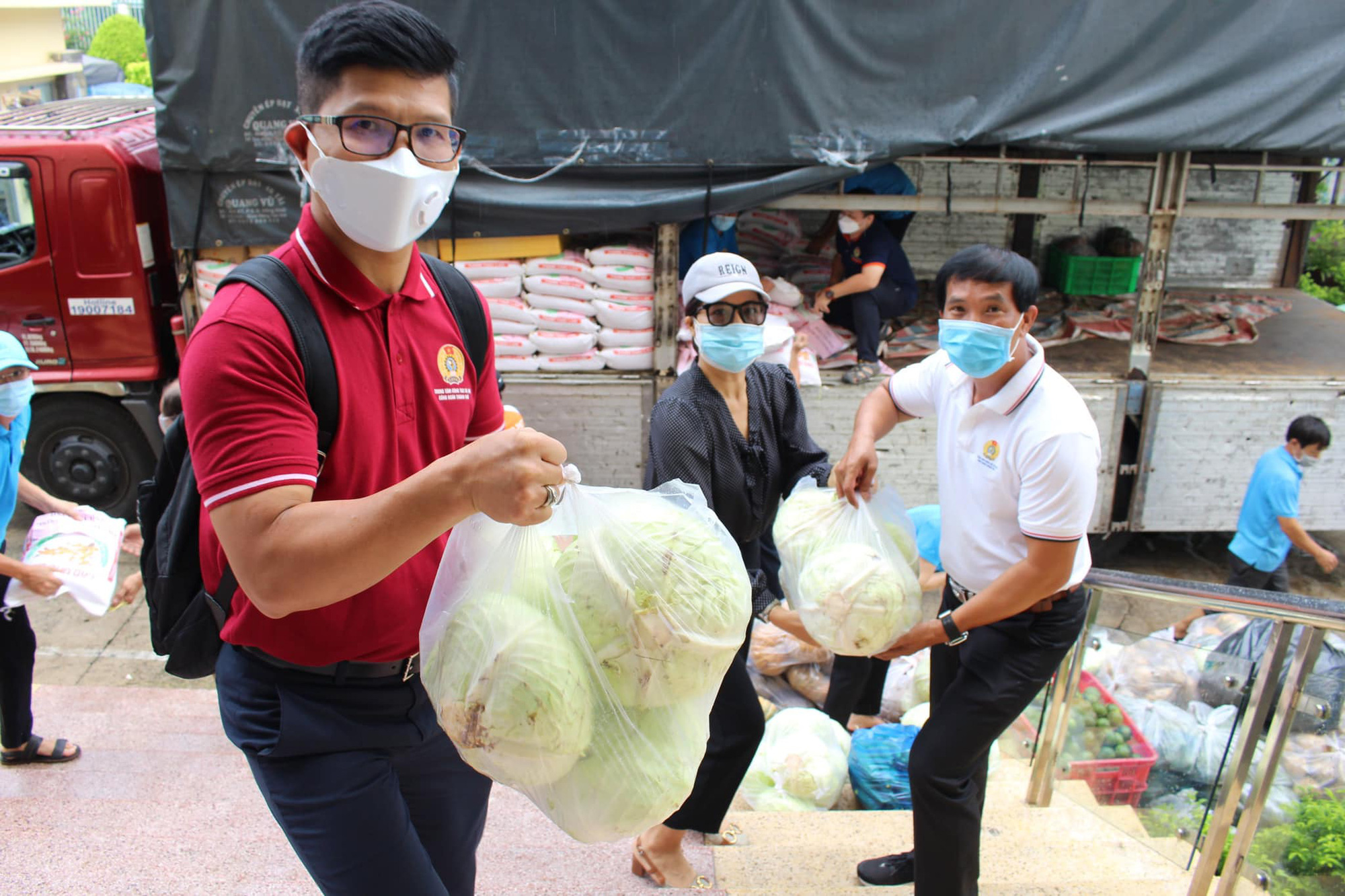 Chuyến xe nghĩa của tình Trà Vinh đến với công nhân Thành phố Hồ Chí Minh - Ảnh 2.