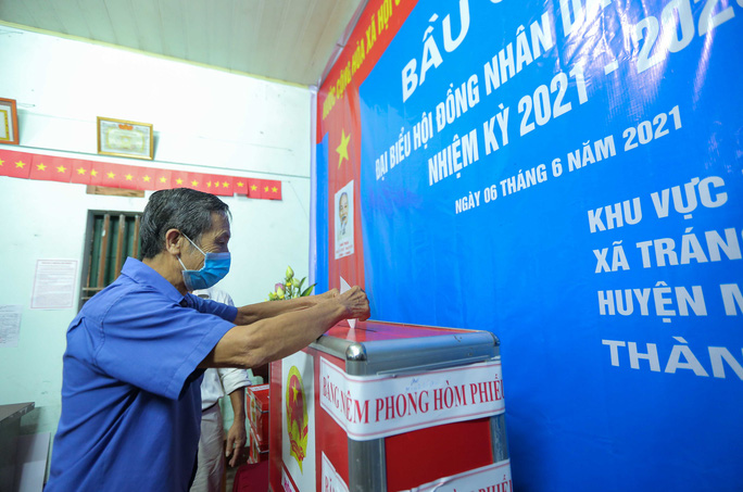 Khởi tố nguyên chủ tịch HĐND xã mang phiếu về nhà "bầu cho mình"