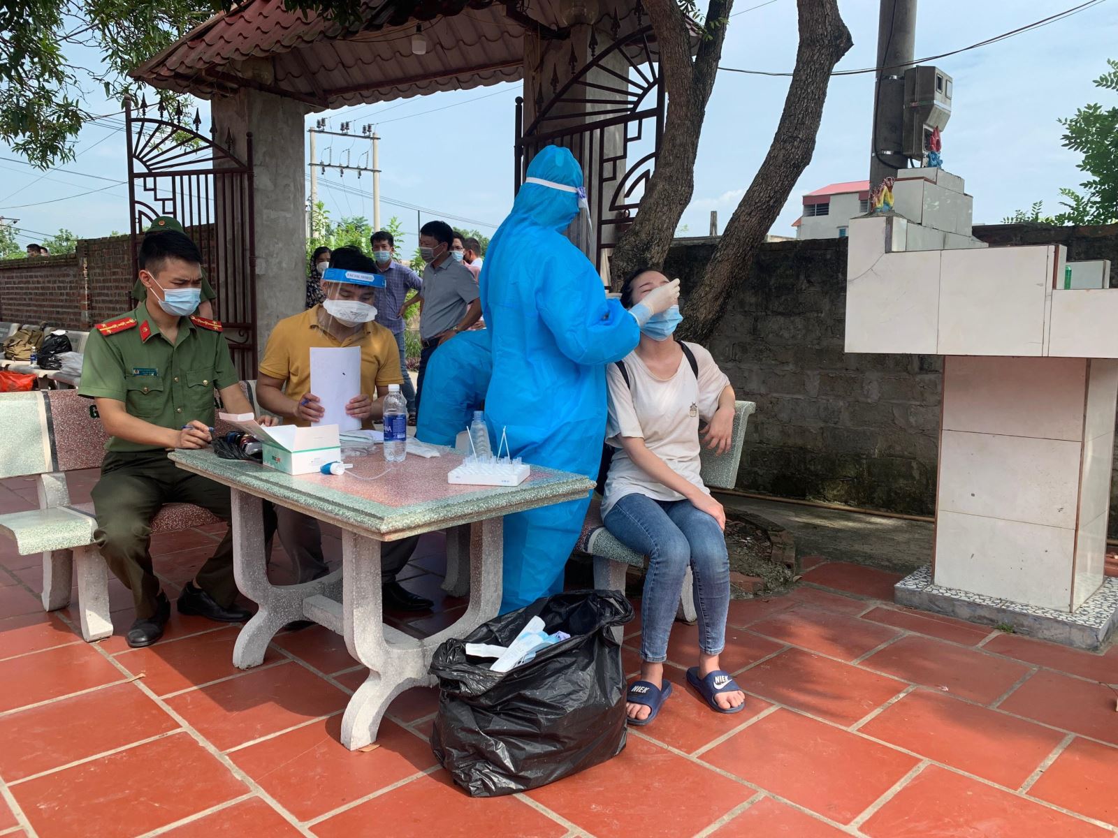 20 người Trung Quốc lưu tr&uacute; tr&aacute;i ph&eacute;p giữa l&uacute;c dịch Covid-19 diễn biến phức tạp - Ảnh 2.