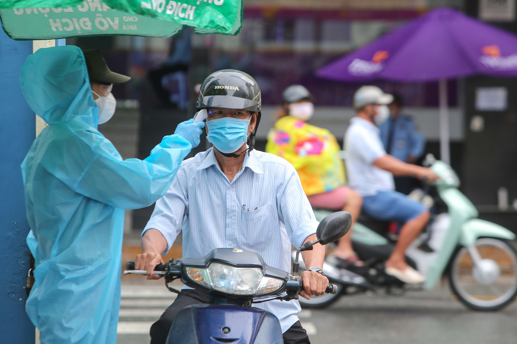 Ngày đầu triển khai tiêm đại trà hơn 930.000 liều vắc-xin ngừa Covid-19 tại TP HCM - Ảnh 1.