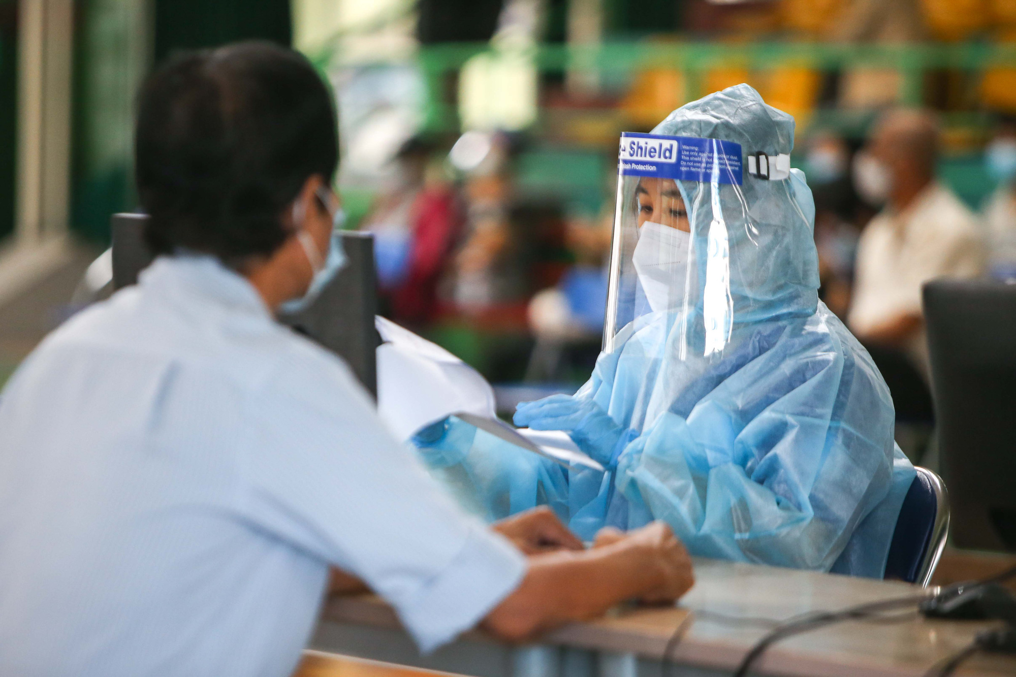 Ngày đầu triển khai tiêm đại trà hơn 930.000 liều vắc-xin ngừa Covid-19 tại TP HCM - Ảnh 6.