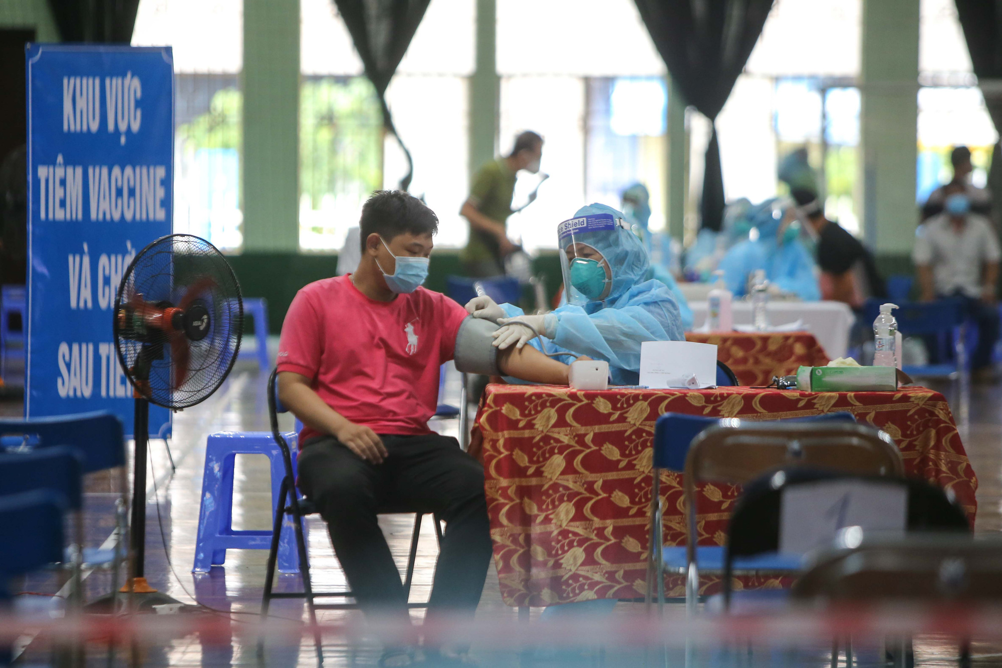 Ngày đầu triển khai tiêm đại trà hơn 930.000 liều vắc-xin ngừa Covid-19 tại TP HCM - Ảnh 5.