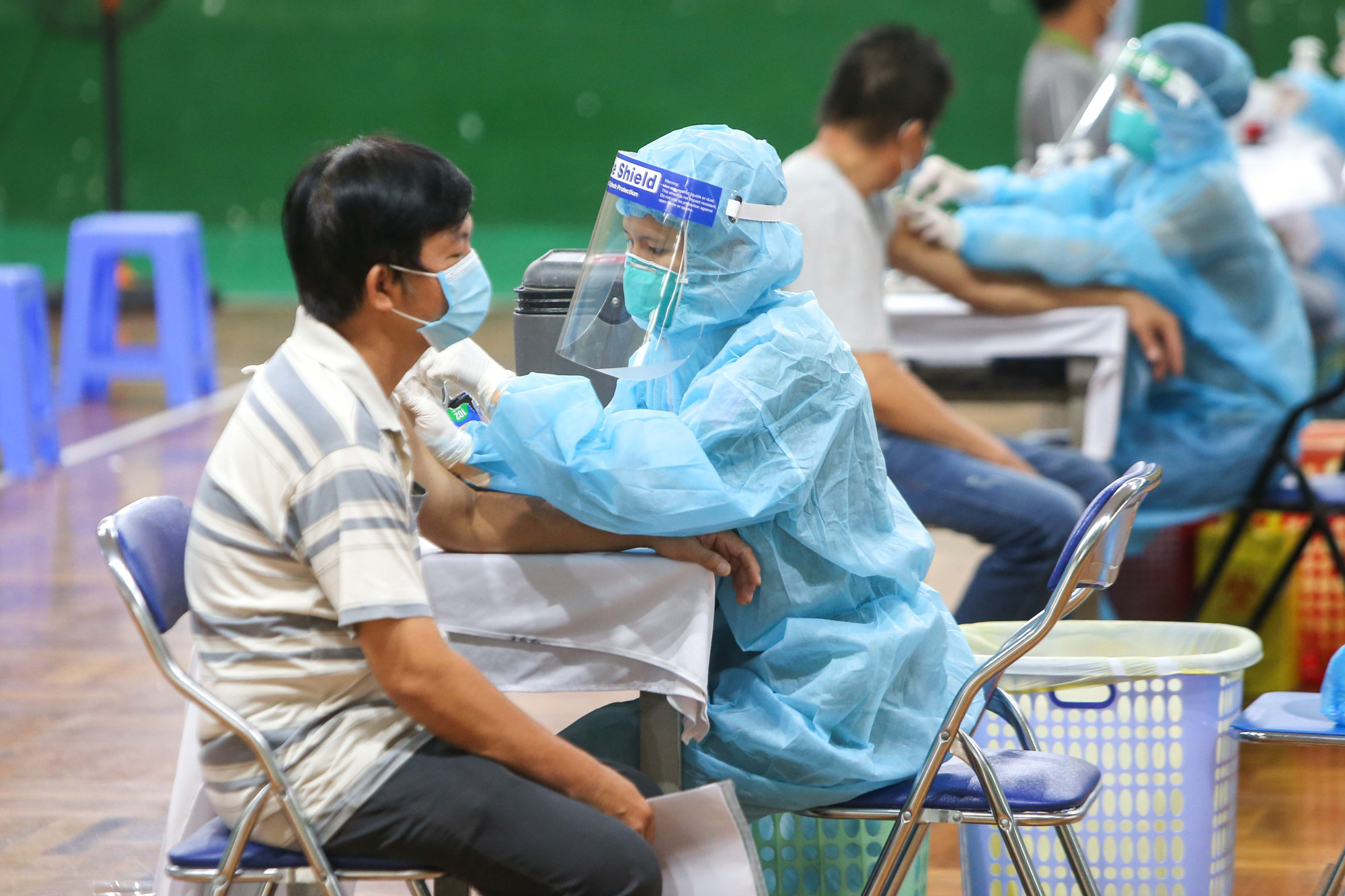 Ngày đầu triển khai tiêm đại trà hơn 930.000 liều vắc-xin ngừa Covid-19 tại TP HCM