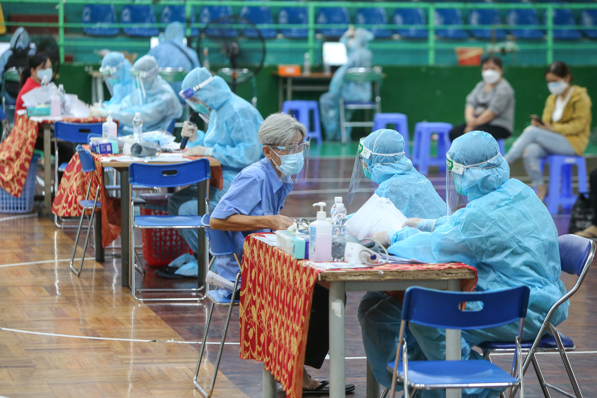 Ngày đầu triển khai tiêm đại trà hơn 930.000 liều vắc-xin ngừa Covid-19 tại TP HCM - Ảnh 9.