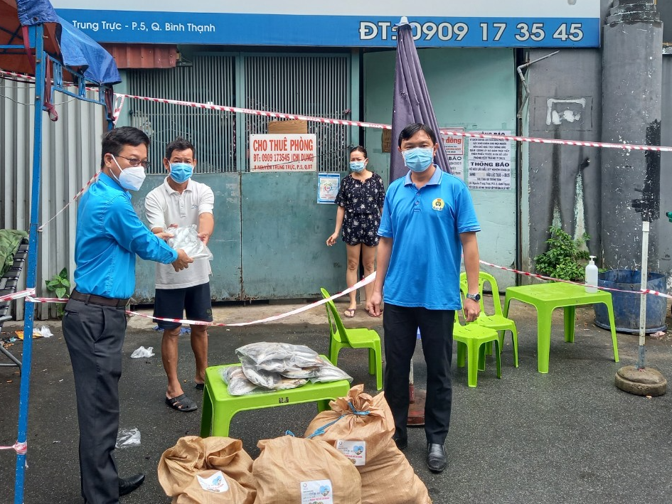 Quảng B&igrave;nh g&oacute;p 27,5 tấn t&ocirc;m c&aacute; c&ugrave;ng c&ocirc;ng nh&acirc;n TP HCM chống dịch - Ảnh 3.