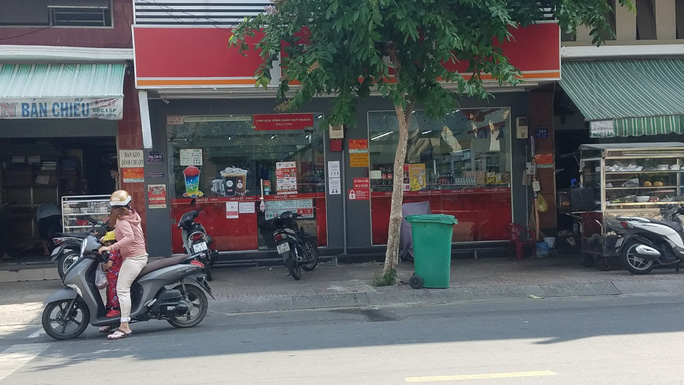 Sơ hở qu&aacute; lớn ở c&aacute;c cửa h&agrave;ng tiện lợi tại  TP HCM - Ảnh 6.