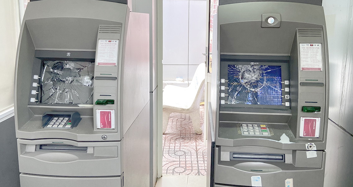 Kh&ocirc;ng kiểm tra được t&agrave;i khoản, g&atilde; trai lấy đ&aacute; đập vỡ m&agrave;n h&igrave;nh m&aacute;y ATM - Ảnh 2.
